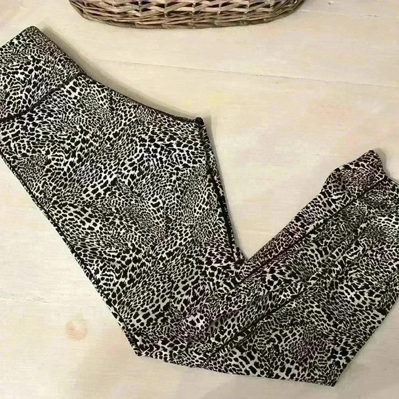 Nike Women's CK3072-010 Training One Tight 7/8 Leggings Leopard Print Size S - Picture 7 of 7